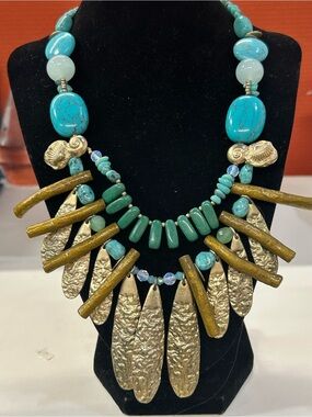 Beautiful Chico’s Turquoise & Gold beach theme statement necklace